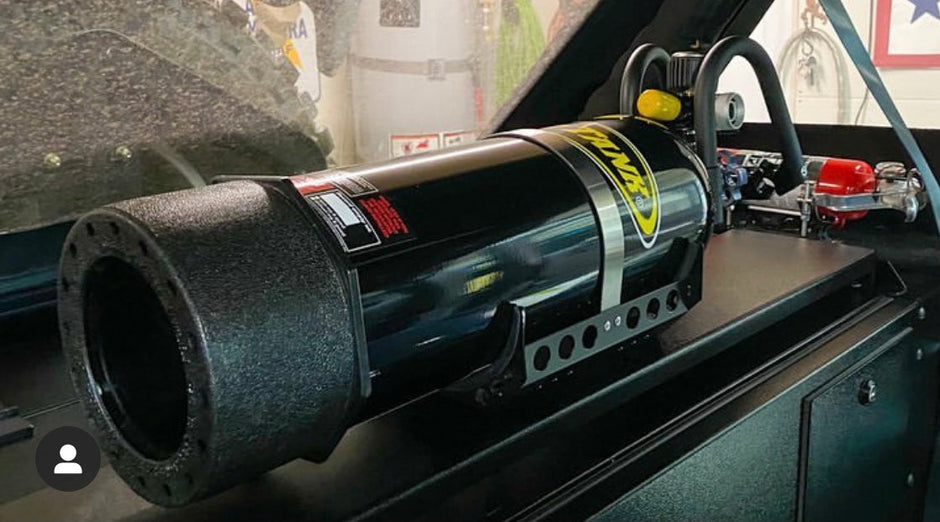 Image of a Jeep Wrangler JKU with a Diabolical, Inc. Slipstream security enclosure and foam deck pads with the Rail Rack accessory mount installed with a PowerTank installed..
